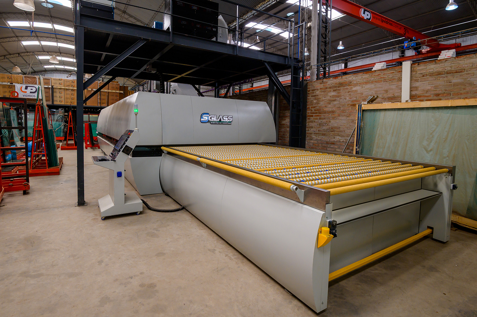 Imagen de operarios trabajando en la línea de templado térmico